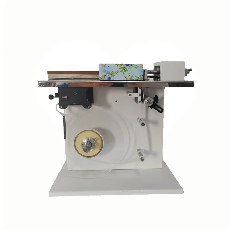Kleine machine, groot gebruik: de magie van semi-automatische rook-hoek etiketteringsmachine